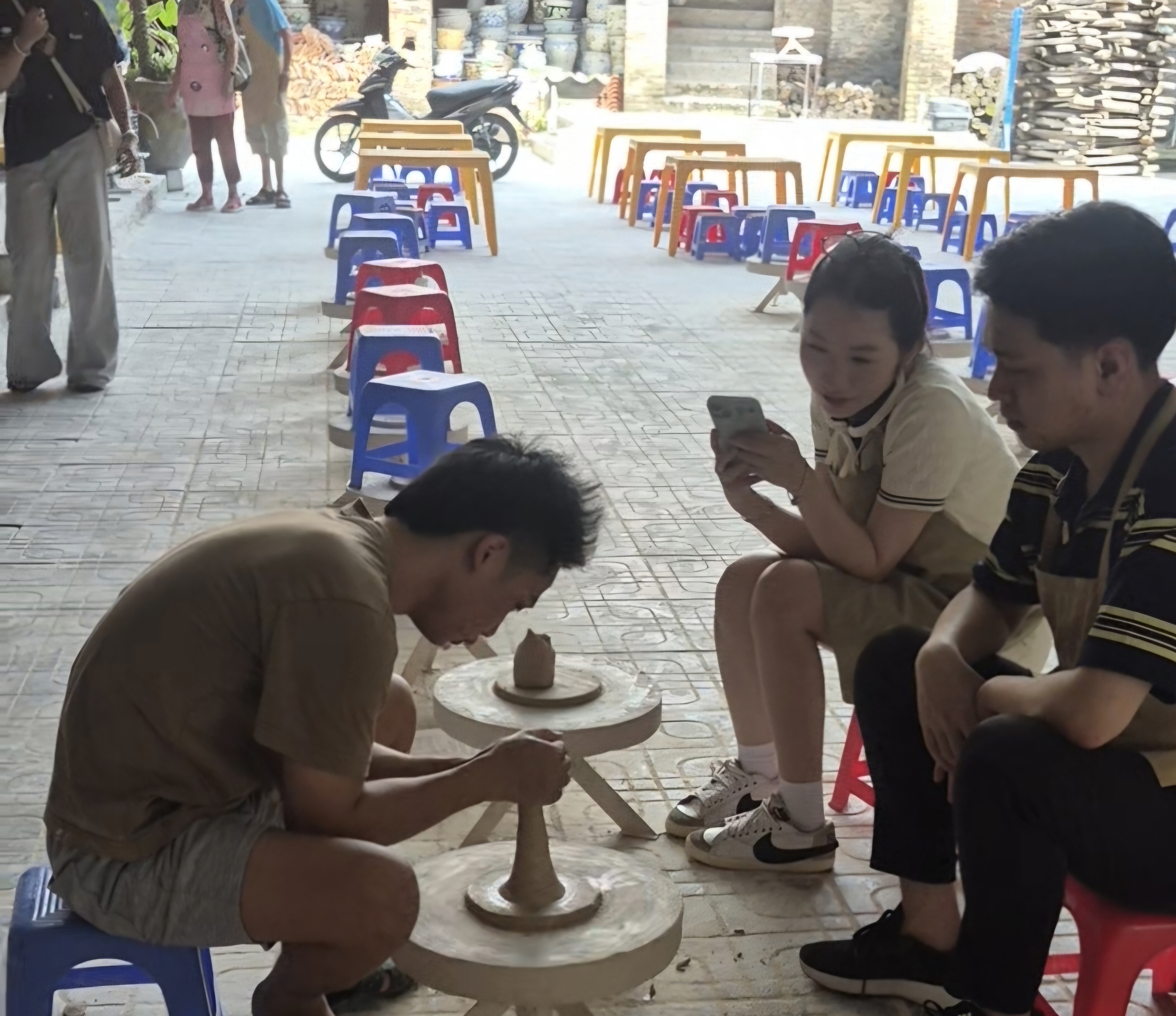 Lo bau co pottery workshop - Bát Tràng Village