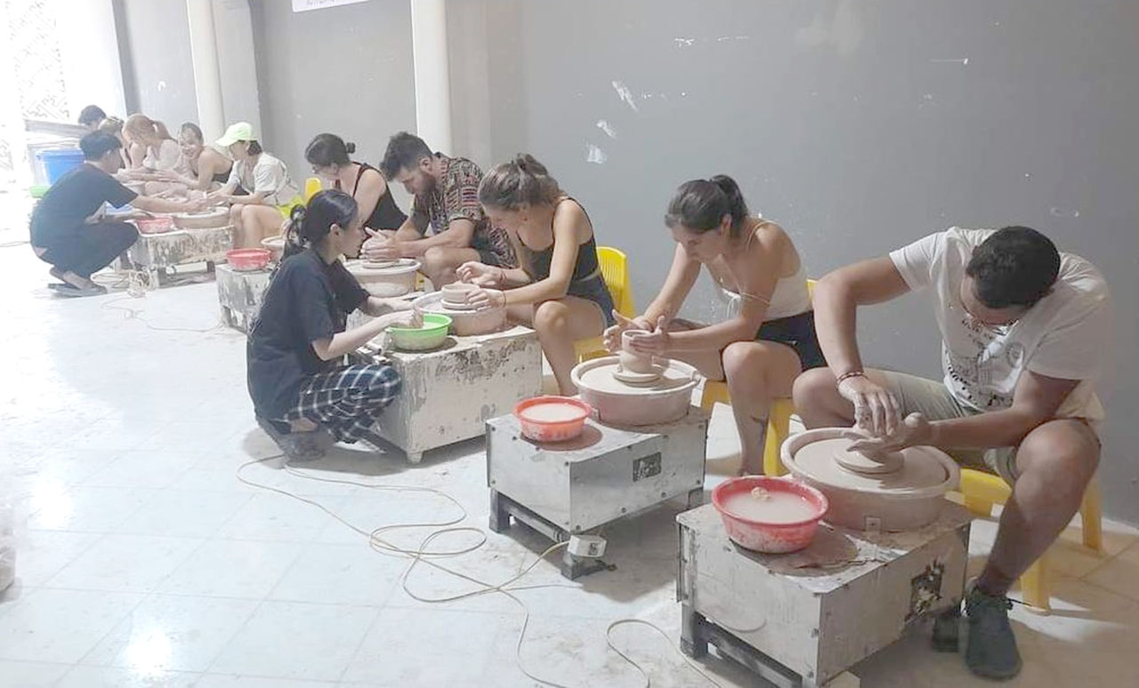 Bat trang pottery class in hanoi old quarter