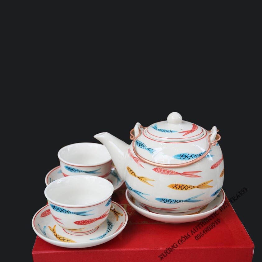 TEA SET GIFT 02 - BỘ ẤM TRÀ VẼ CÁ SẢN PHẨM QUÀ TĂNG GỐM SỨ ĐẶC BIỆT CHO GIA ĐÌNH, CHO TÂN GIA VÀ NĂM MỚI SẢN XUẤT TẠI XƯỞNG GỐM SỨ AUTHENITC BAT TRANG